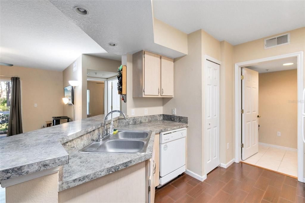 Active With Contract: $199,000 (1 beds, 1 baths, 732 Square Feet)