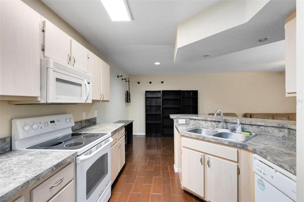 Active With Contract: $199,000 (1 beds, 1 baths, 732 Square Feet)