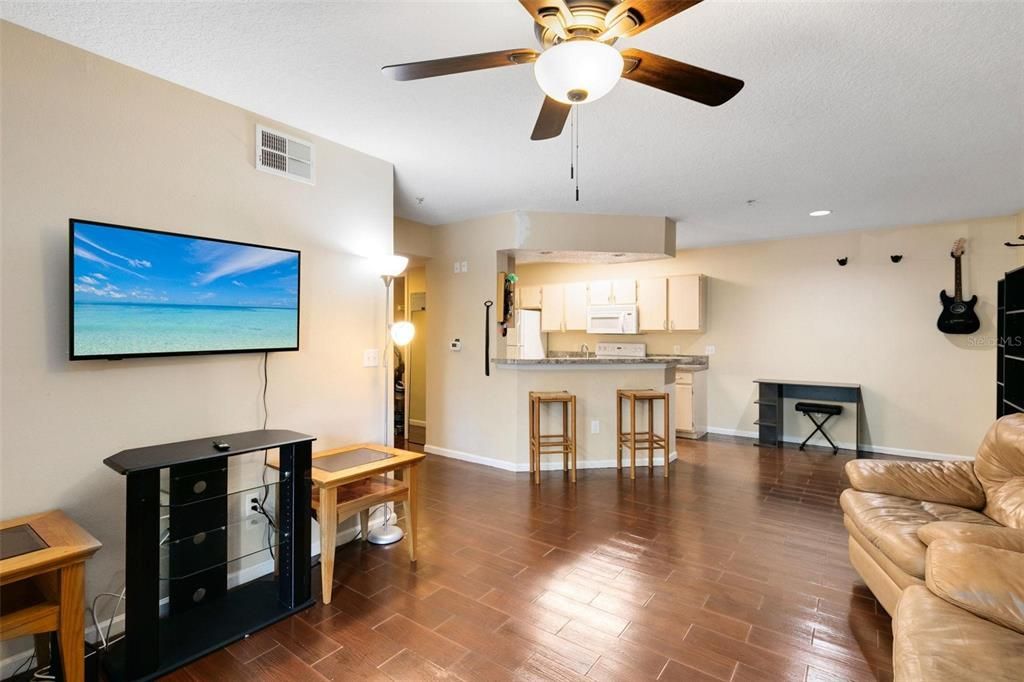 Active With Contract: $199,000 (1 beds, 1 baths, 732 Square Feet)