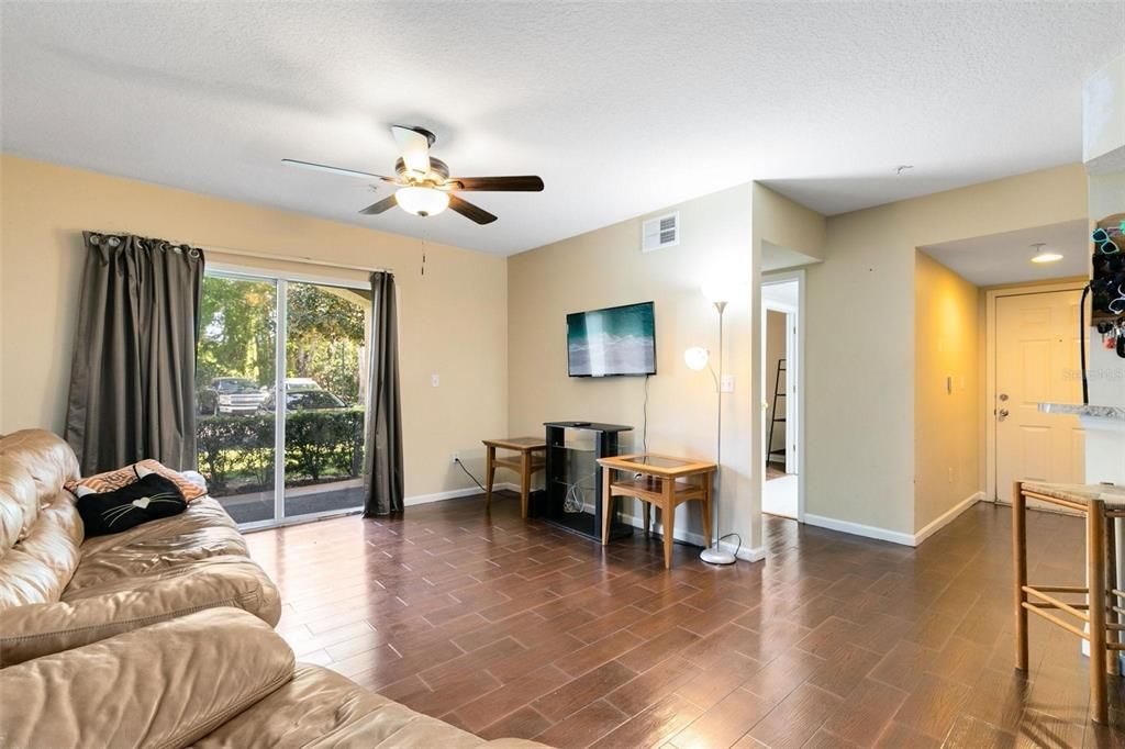 Active With Contract: $199,000 (1 beds, 1 baths, 732 Square Feet)