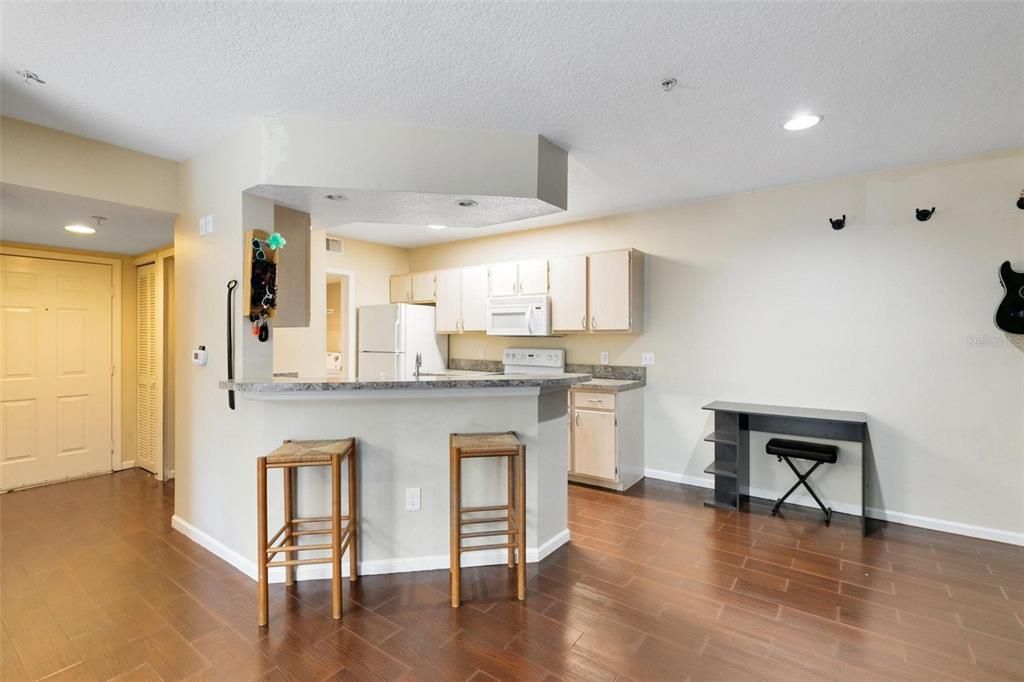 Active With Contract: $199,000 (1 beds, 1 baths, 732 Square Feet)