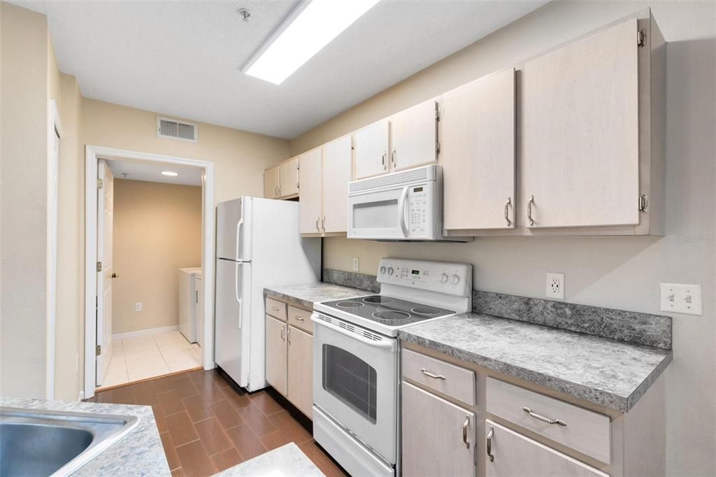 Active With Contract: $199,000 (1 beds, 1 baths, 732 Square Feet)