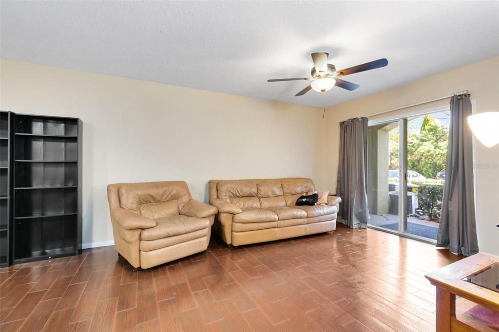 Active With Contract: $199,000 (1 beds, 1 baths, 732 Square Feet)