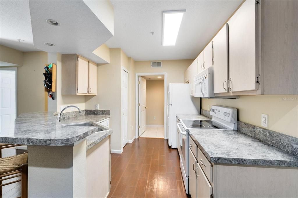 Active With Contract: $199,000 (1 beds, 1 baths, 732 Square Feet)