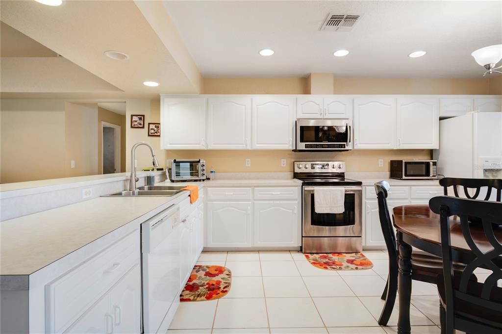 Active With Contract: $325,000 (3 beds, 2 baths, 2081 Square Feet)