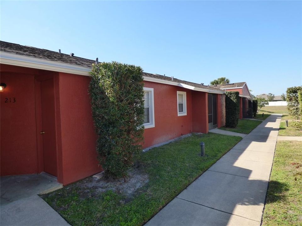 Active With Contract: $1,595 (2 beds, 2 baths, 934 Square Feet)