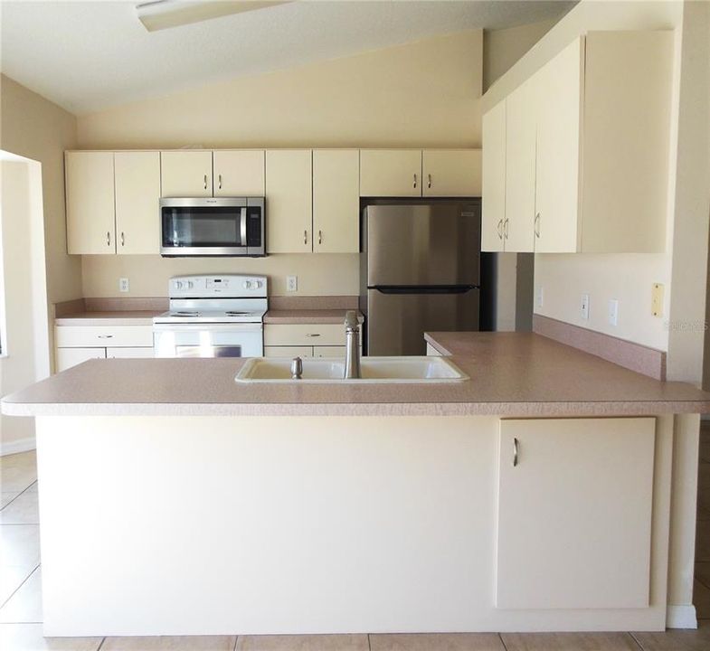 For Rent: $1,700 (3 beds, 2 baths, 1217 Square Feet)