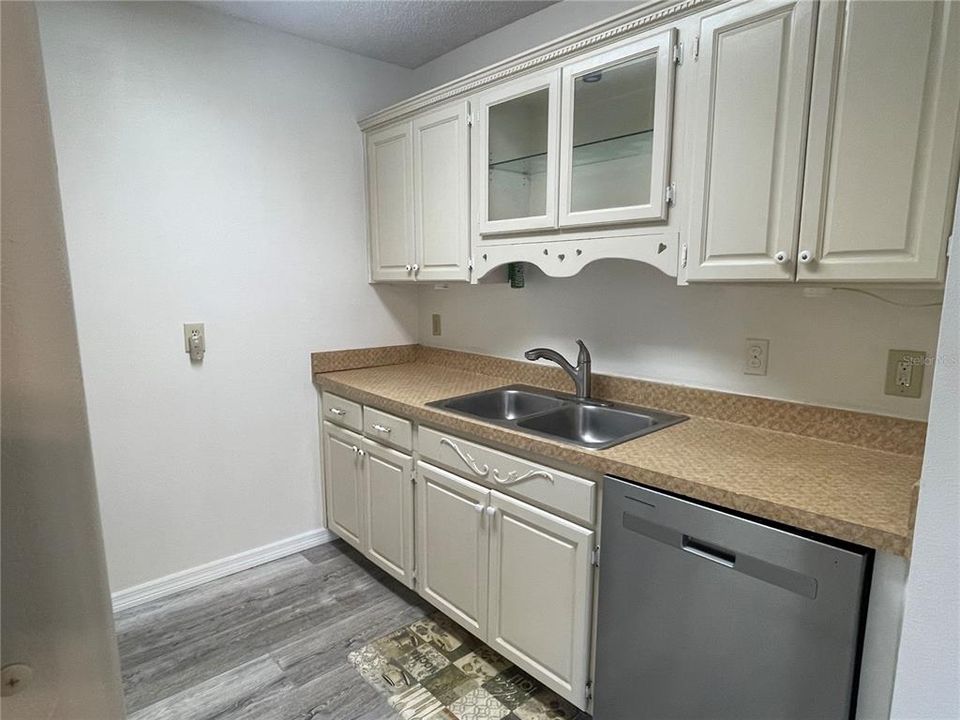 Active With Contract: $135,000 (1 beds, 1 baths, 800 Square Feet)