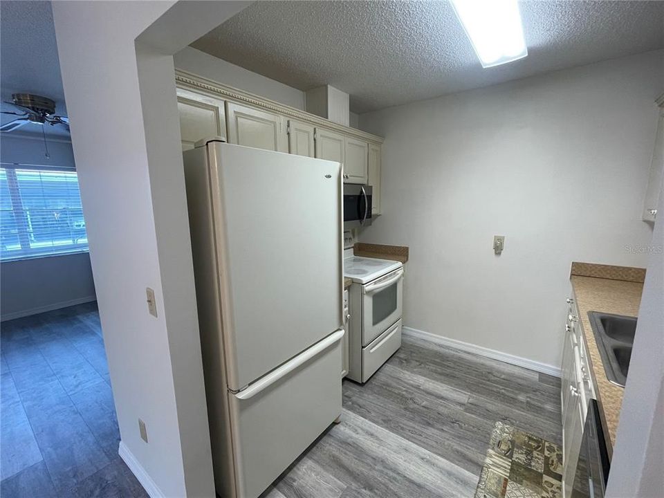 Active With Contract: $135,000 (1 beds, 1 baths, 800 Square Feet)