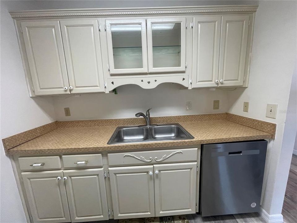 Active With Contract: $135,000 (1 beds, 1 baths, 800 Square Feet)