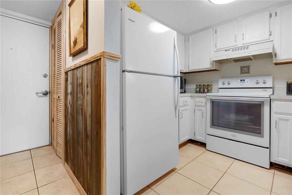 For Sale: $435,000 (2 beds, 2 baths, 878 Square Feet)