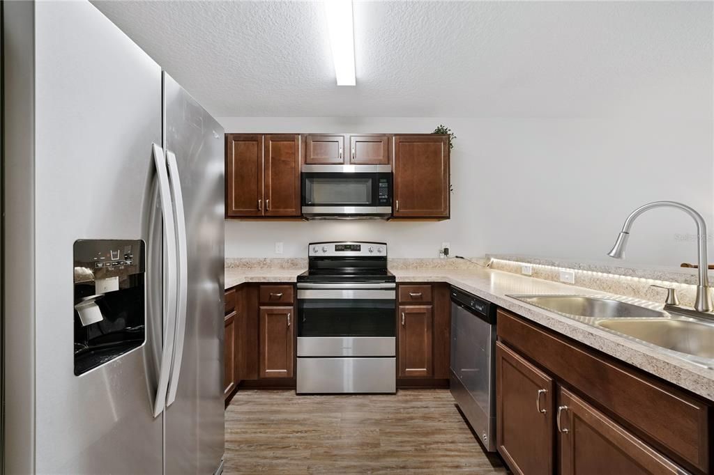 Recently Sold: $230,000 (2 beds, 2 baths, 1074 Square Feet)