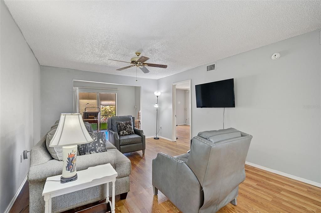 Active With Contract: $109,900 (2 beds, 2 baths, 1144 Square Feet)