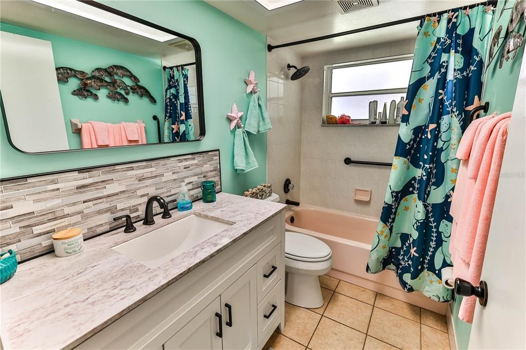 2nd Bathroom Tub/shower combo wth recent upgrades