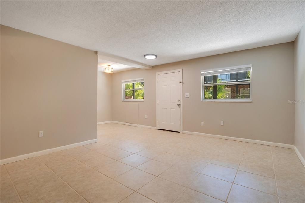 Active With Contract: $195,000 (2 beds, 1 baths, 808 Square Feet)