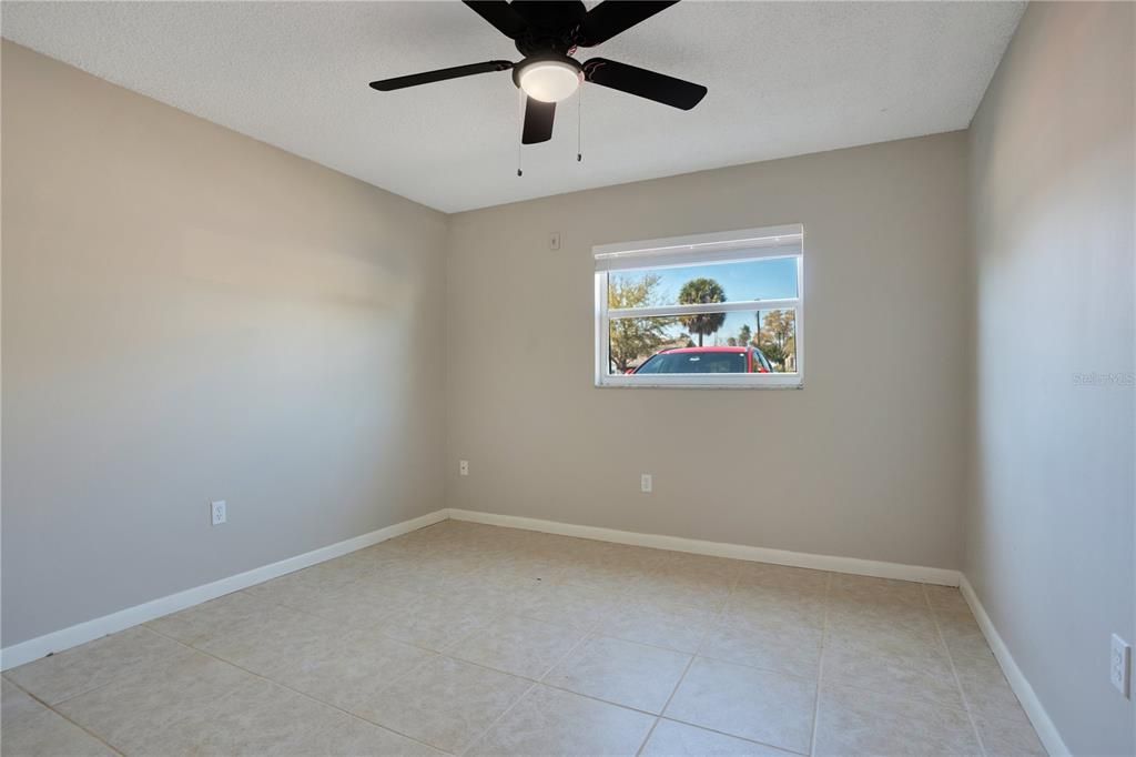 Active With Contract: $195,000 (2 beds, 1 baths, 808 Square Feet)