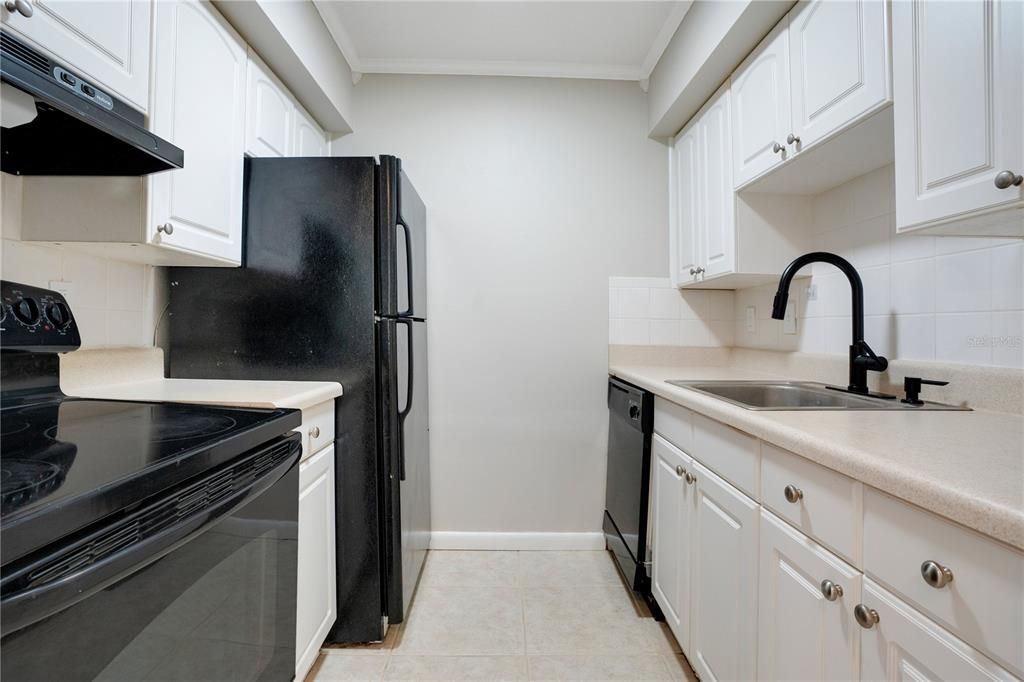 Active With Contract: $195,000 (2 beds, 1 baths, 808 Square Feet)