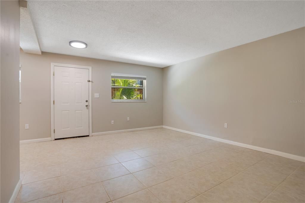 Active With Contract: $195,000 (2 beds, 1 baths, 808 Square Feet)