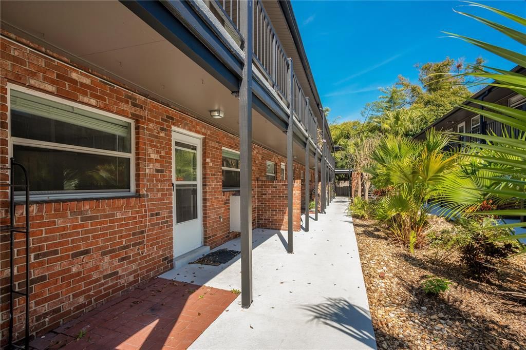 Active With Contract: $195,000 (2 beds, 1 baths, 808 Square Feet)