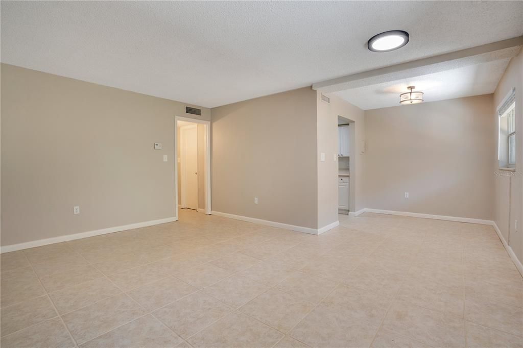 Active With Contract: $195,000 (2 beds, 1 baths, 808 Square Feet)