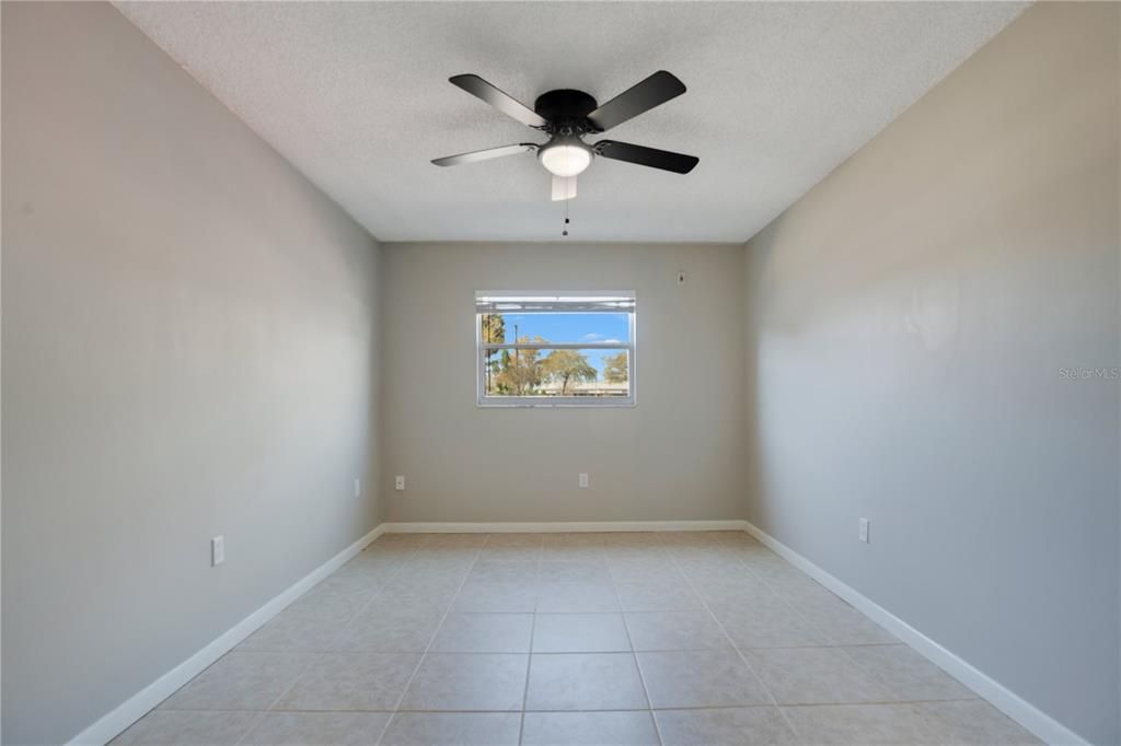 Active With Contract: $195,000 (2 beds, 1 baths, 808 Square Feet)