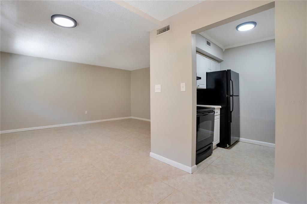 Active With Contract: $195,000 (2 beds, 1 baths, 808 Square Feet)