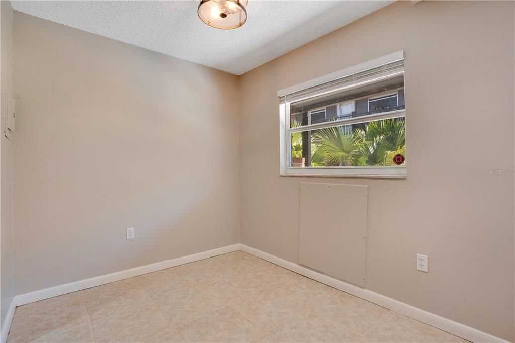 Active With Contract: $195,000 (2 beds, 1 baths, 808 Square Feet)