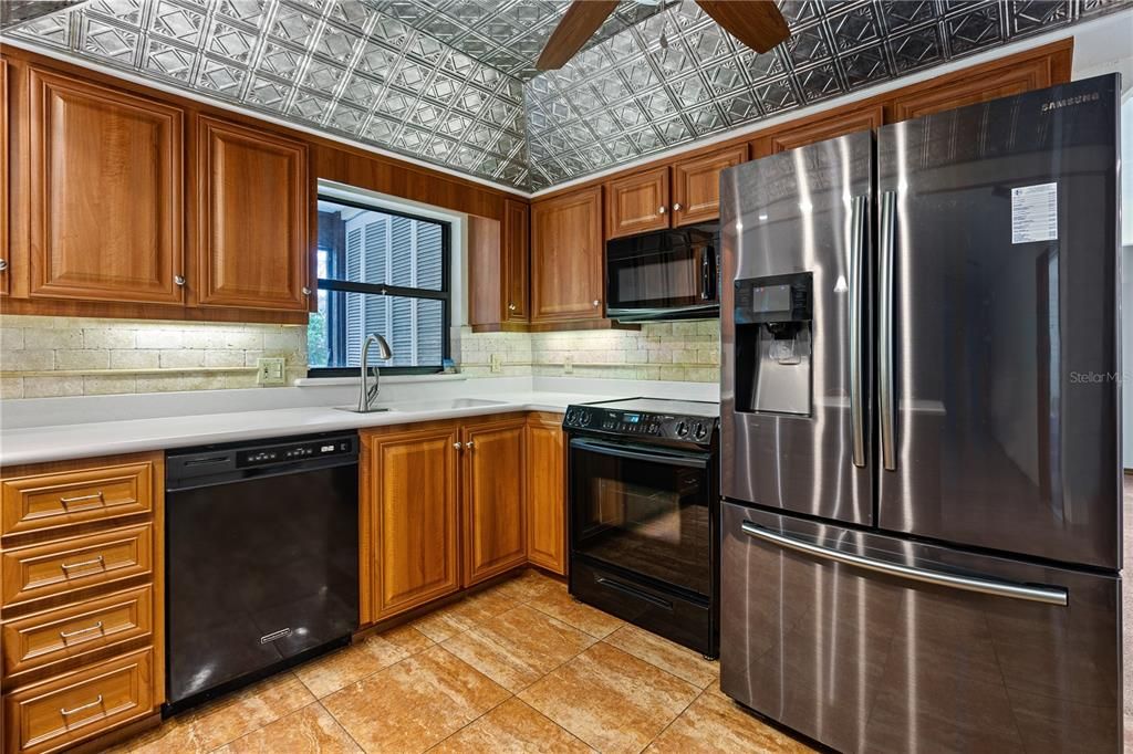 BEAUTIFUL WOOD CABINETS ANDGRANITE COUNTER TOPS