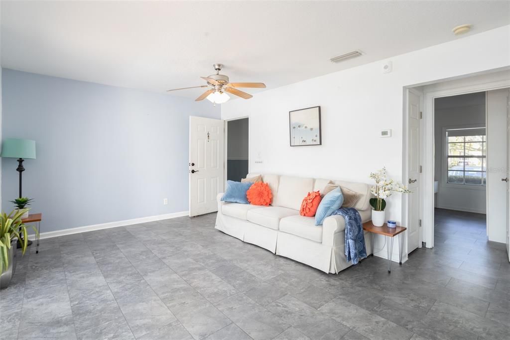 Active With Contract: $1,825 (1 beds, 1 baths, 562 Square Feet)