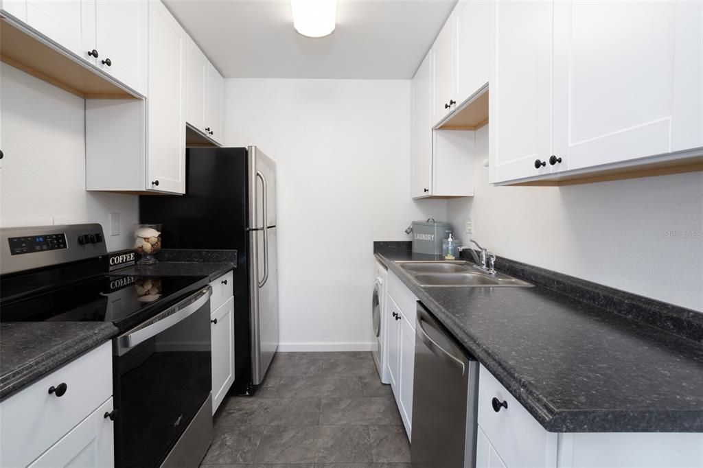 Active With Contract: $1,825 (1 beds, 1 baths, 562 Square Feet)