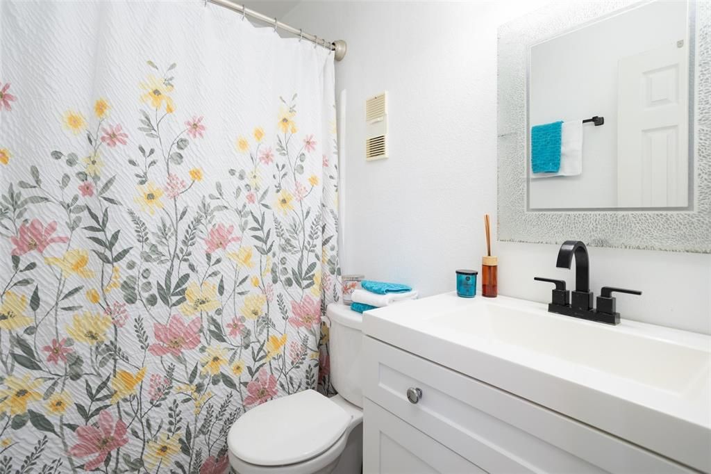 Active With Contract: $1,825 (1 beds, 1 baths, 562 Square Feet)