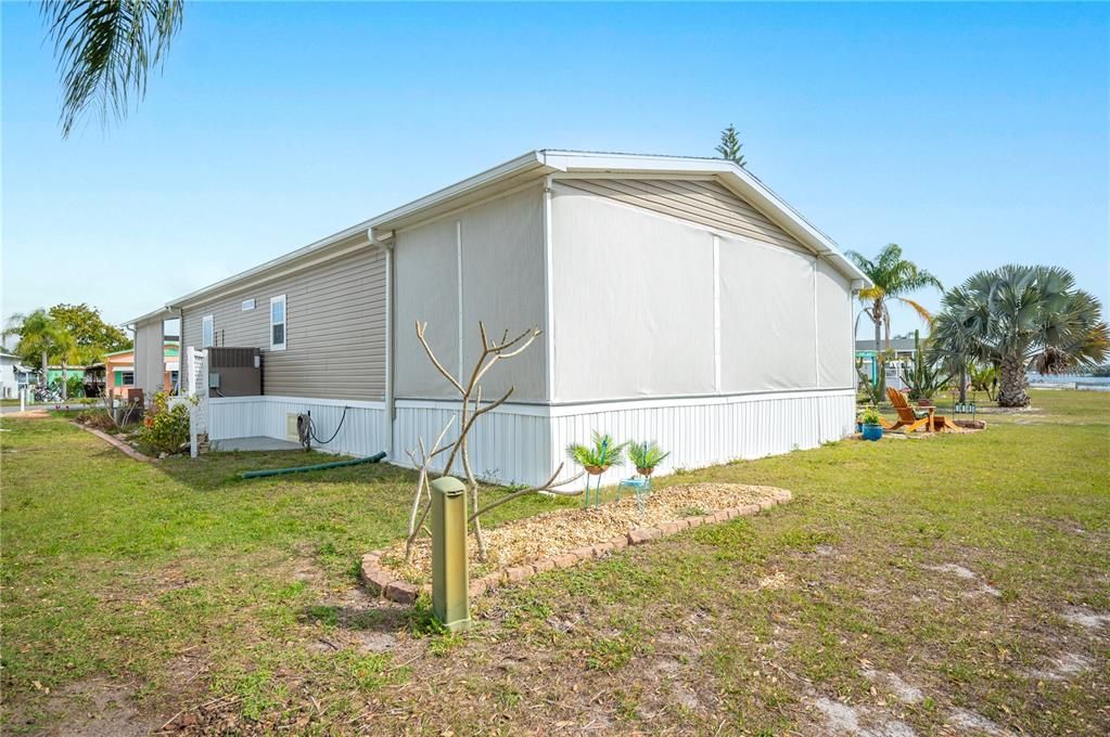 For Sale: $299,000 (2 beds, 2 baths, 1152 Square Feet)