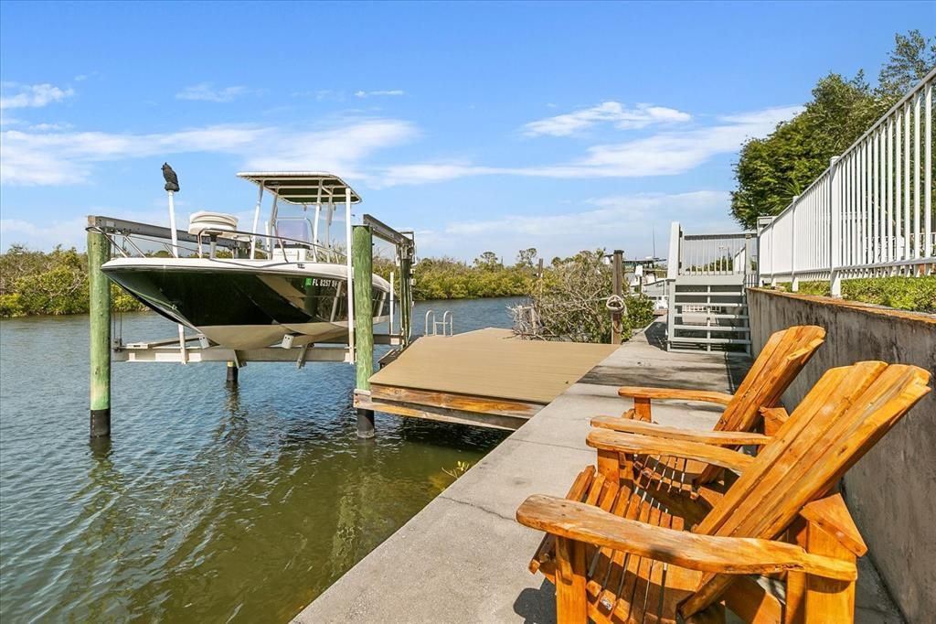 10,000 lb boat lift - you'll be just minutes from the open Gulf!