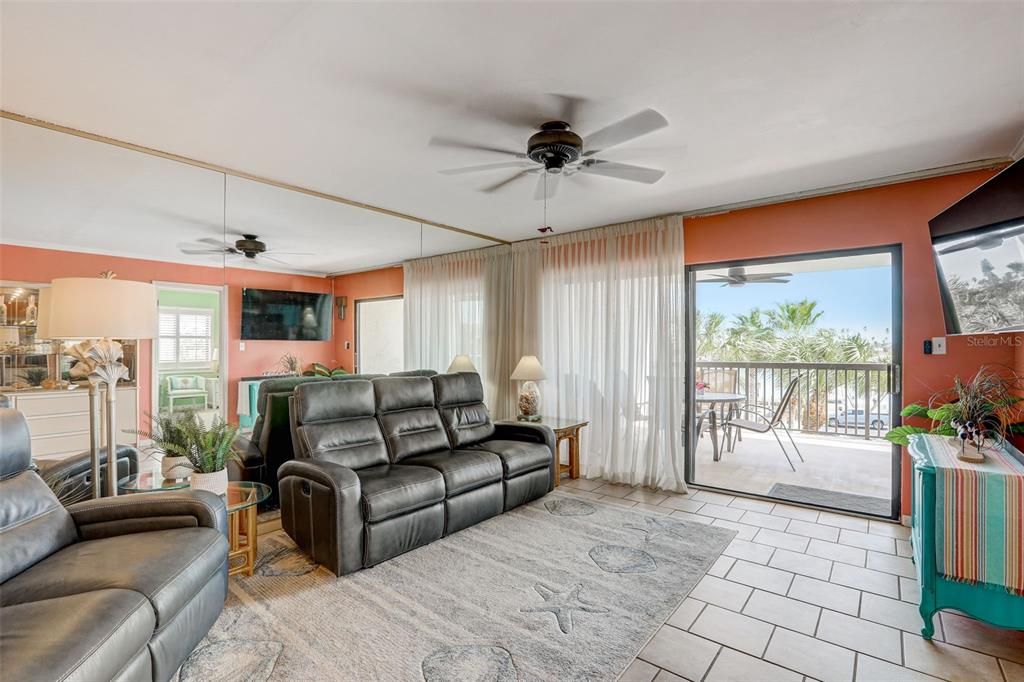 Recently Sold: $850,000 (3 beds, 2 baths, 1455 Square Feet)