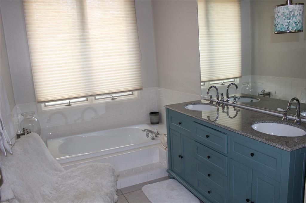 Large Bath tub in Main Bedroom