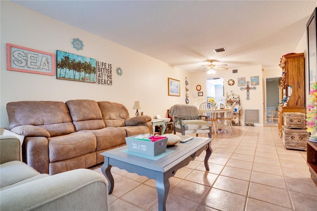 For Sale: $299,900 (2 beds, 2 baths, 1170 Square Feet)