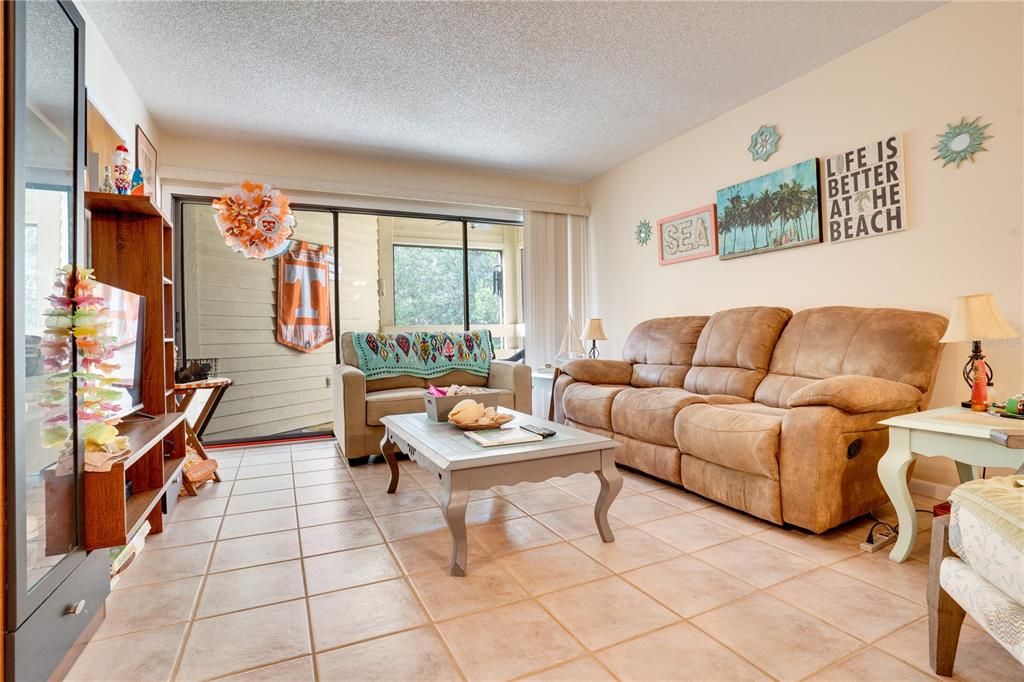 For Sale: $299,900 (2 beds, 2 baths, 1170 Square Feet)