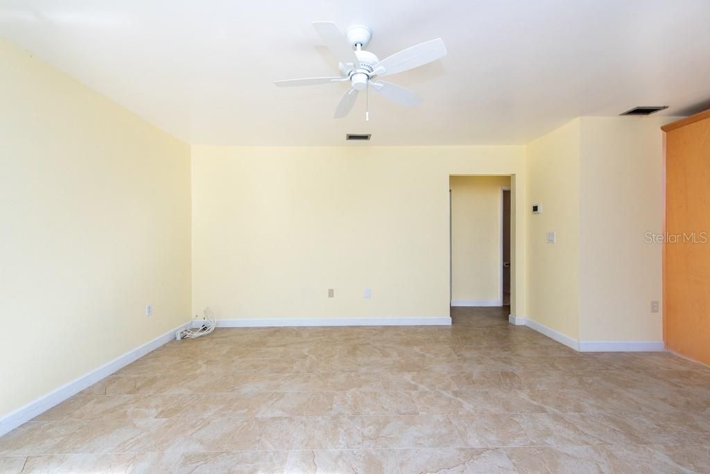 Active With Contract: $150,000 (2 beds, 1 baths, 758 Square Feet)