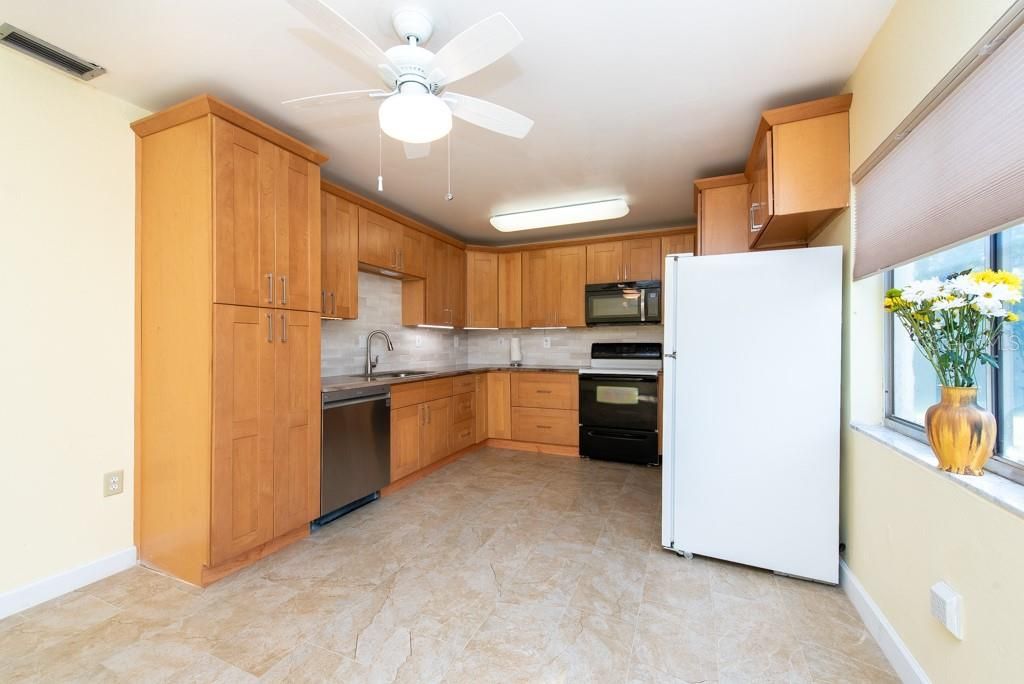 Active With Contract: $150,000 (2 beds, 1 baths, 758 Square Feet)
