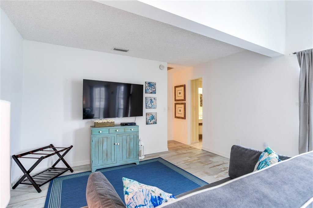 For Sale: $600,000 (1 beds, 1 baths, 755 Square Feet)