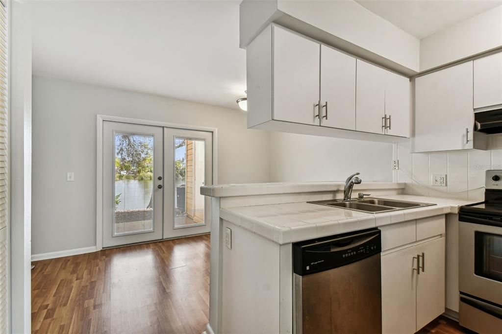Active With Contract: $230,000 (2 beds, 2 baths, 1170 Square Feet)