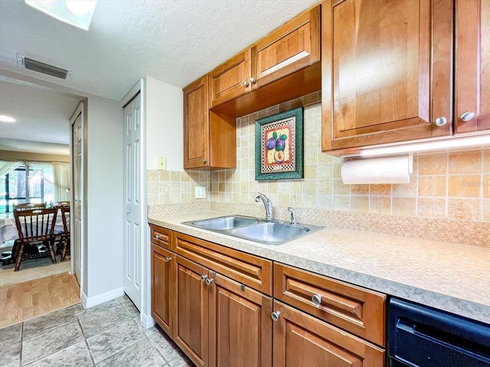 For Sale: $250,000 (2 beds, 1 baths, 1281 Square Feet)
