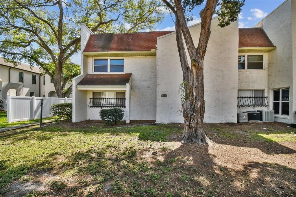 Active With Contract: $199,900 (2 beds, 1 baths, 924 Square Feet)