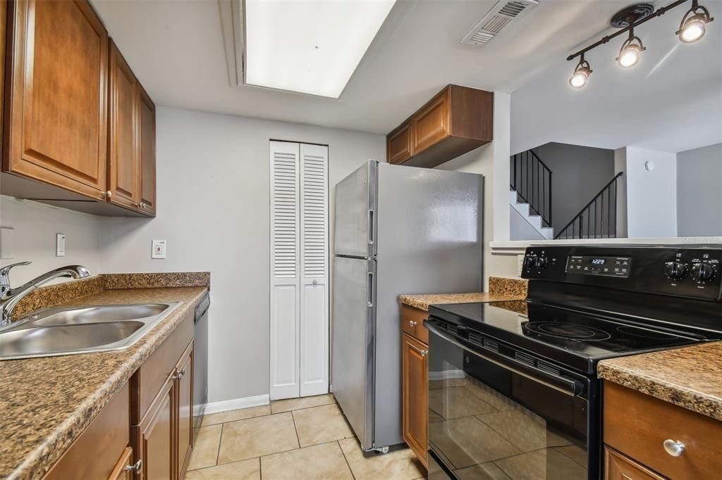 Active With Contract: $199,900 (2 beds, 1 baths, 924 Square Feet)