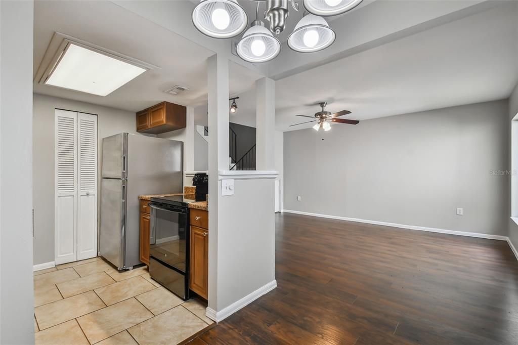 Active With Contract: $199,900 (2 beds, 1 baths, 924 Square Feet)