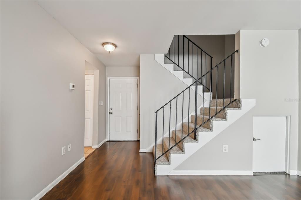 Active With Contract: $199,900 (2 beds, 1 baths, 924 Square Feet)