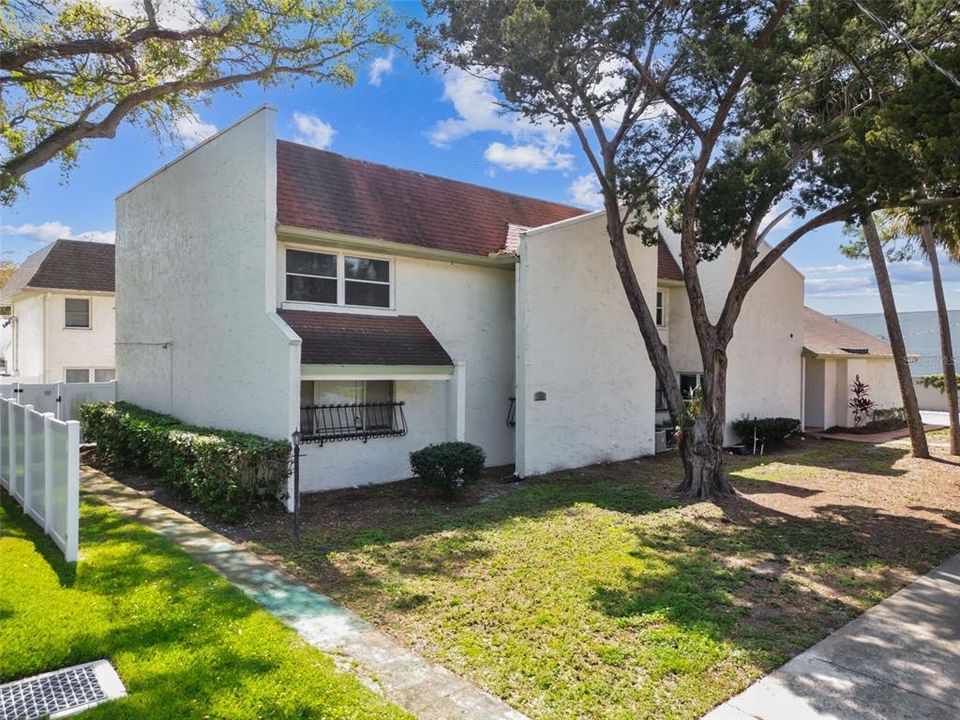 Active With Contract: $199,900 (2 beds, 1 baths, 924 Square Feet)