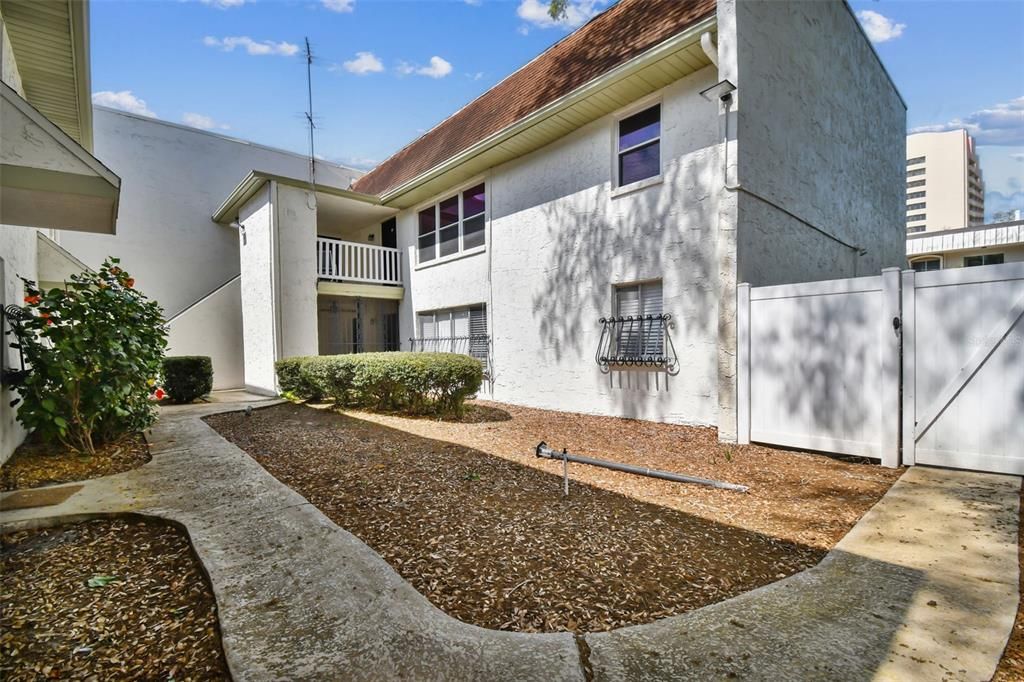 Active With Contract: $199,900 (2 beds, 1 baths, 924 Square Feet)