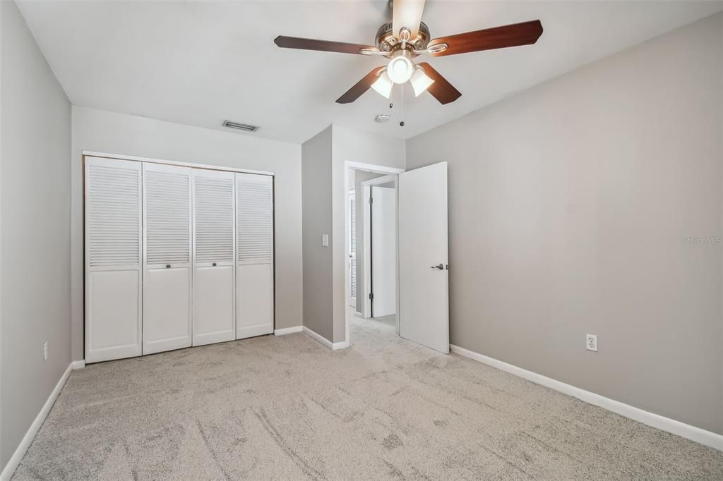 Active With Contract: $199,900 (2 beds, 1 baths, 924 Square Feet)