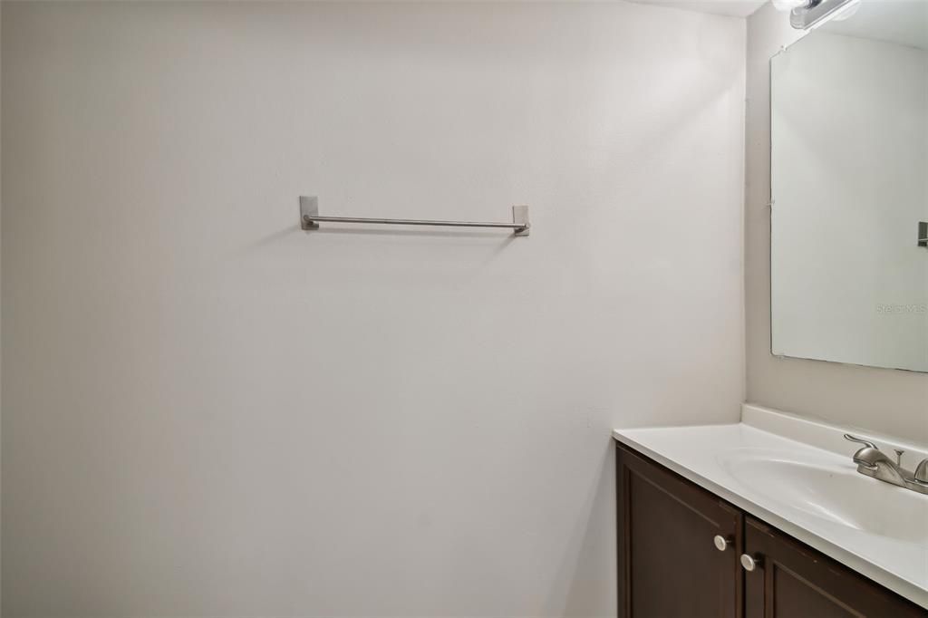 Active With Contract: $199,900 (2 beds, 1 baths, 924 Square Feet)